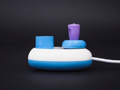Photo showing a Code Jumper program with one Play pod and one Constant plug.