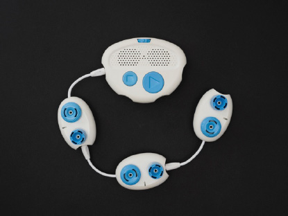 A photo of a Code Jumper program with three Play pods, one after the other, connected to the Hub at Port 1